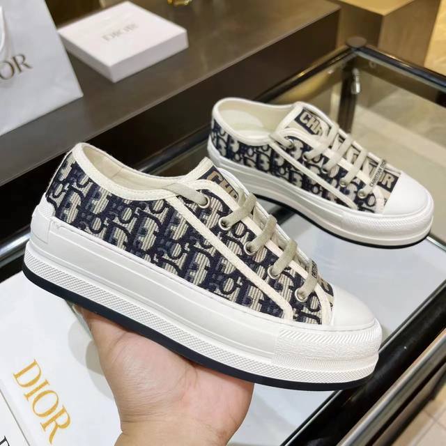 女鞋 女装 ，迪家爆款老花厚底刺绣，女神款 Dior 年大爆款，鞋面继承经典老花系列，内里羊皮，牛皮垫脚，橡胶大底轻便，大底厚5Cm,让你立刻变大长腿，超级百搭