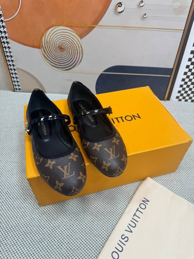 直销 Lv 新款单鞋 这款 Helios 凉鞋采用漂白Monogram 牛仔帆布制成，搭配天然皮革饰边，引人注目。该表款以精致的金色细节为特色，例如灵感来自历史
