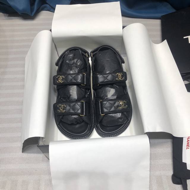 直销 女鞋工厂P 女鞋 女装 Chanel Ss新款魔术贴凉鞋，顶级专柜品质 欢迎对比 作为香奈儿的经典鞋王是每年夏天热潮单品，夏天一旦开始穿凉拖，运动鞋就要被