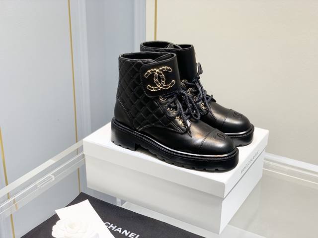 直销 女鞋 女装 女鞋 女装 Chanel Fw21 New Arrival～ 小香 秋冬重工爆款菱格短靴 出的经典靴型，20款用的哑光皱牛皮 新款 黑、白两色
