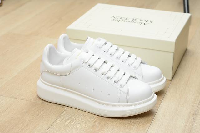 直销 Mc Queen 麦昆 牛皮全白尾35-44 麦昆 Alexa**Er Mcque**N 巴黎时装周 最新款 休闲时尚运动鞋 高版本 百变时尚不一样的风格