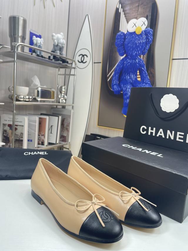 直销 女鞋工厂P Chanel 经典拼色芭蕾鞋 时尚走秀款M多年过去，依旧吸粉 拼接色混搭，蝴蝶结点缀，演绎时尚！怎么搭怎么好看系列！ 原版定制原木色真皮大底，