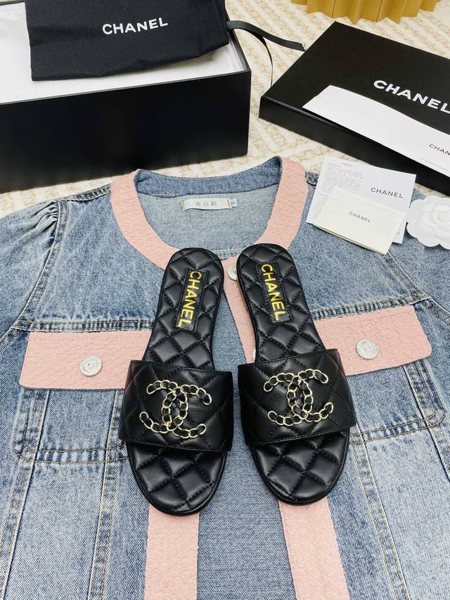 直销 女鞋工厂P *香奈儿 新品拖鞋 香奶奶粉春夏季搭配必备单品！太仙了～ 鞋面：定制原版面料 定制原版五金扣 大底：意大利进口真皮大底 码数：35-42 40