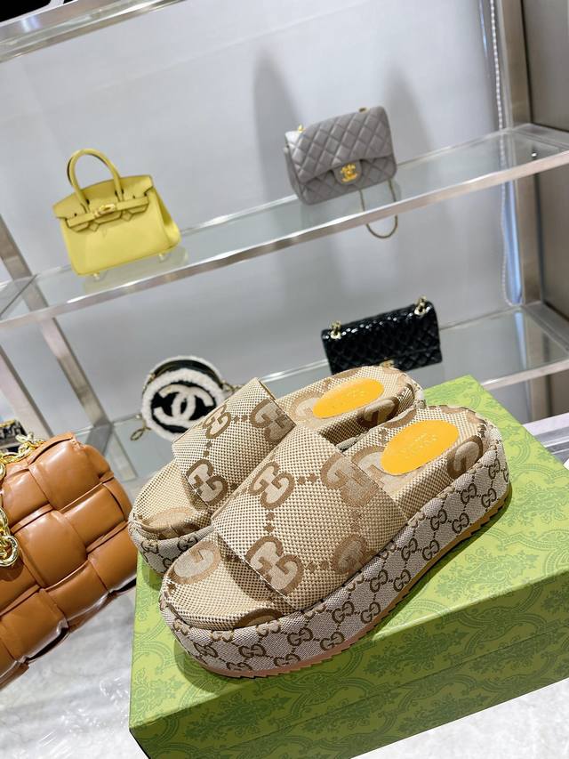 直销 古奇Gucci高版本最新限量厚底拖鞋 发售 购入正品开发 . 材质.工艺与原版一致 鞋面：原版提花工艺 内里：混种羊皮 大底：意大利私模大底 码数：35-