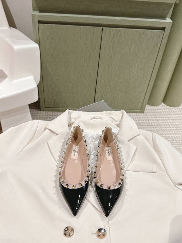 直销 224 四季百搭系列！你的鞋柜缺一双吧？！ Valentino 整个系列台资工厂P出品！进出专柜无压力！Rockstud 华伦天奴铆钉漆皮芭蕾舞平底鞋 O