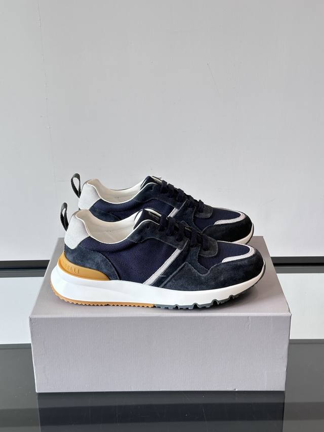 Brunello Cucinelli 新款拼色运动板男鞋 此款运动鞋面料采用意大利进口高丝光水洗翻毛皮和意大利进口压摔牛皮，立体感和亲肤感十足！鞋子拼色设计 款