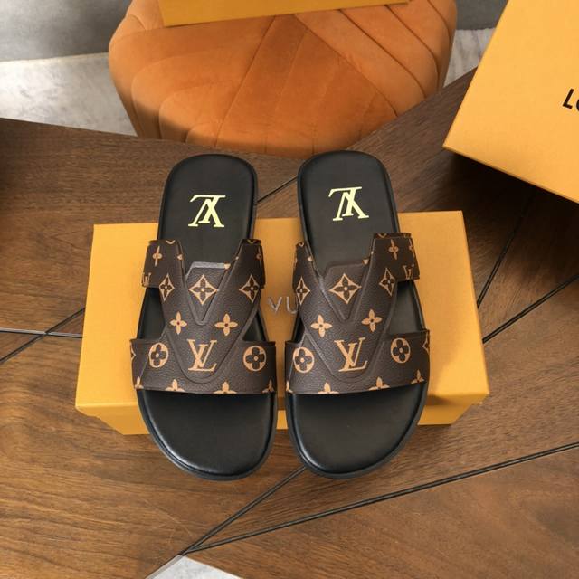 出厂价P Lv专柜同步新款 牌奢品男士拖鞋，休闲宽松舒适型。上图片必爆款 Size：38-45