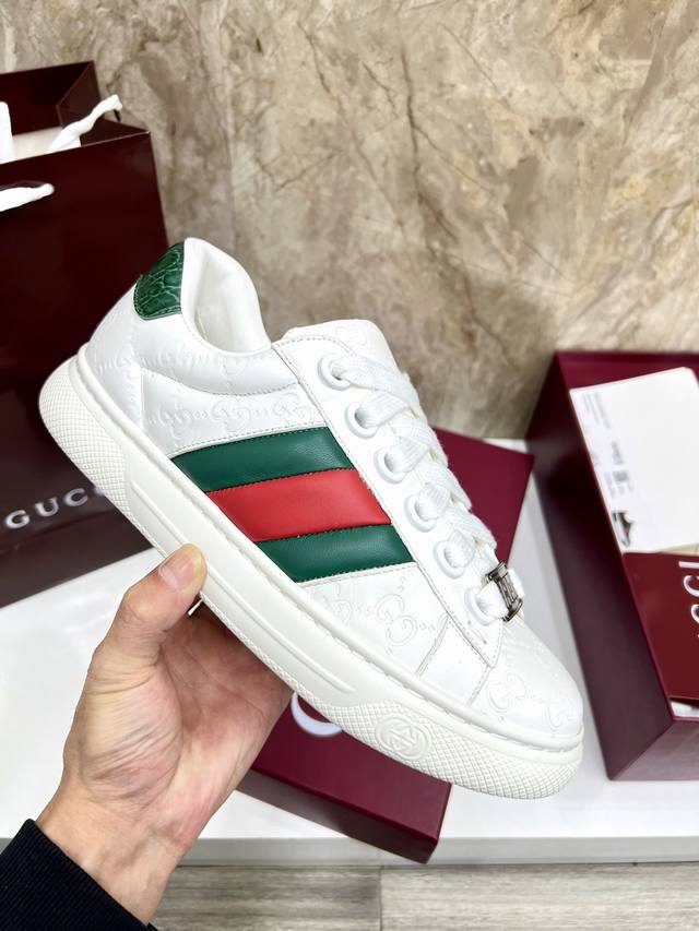 Guc*I～新款Ace情侣款休闲运动鞋， 休闲复古面包小白鞋 顶级品质 品相完美 精致小巧的互扣式双G标识浪漫诠释此系列的美学理念。选用黑色色皮革，复古灵感巧妙