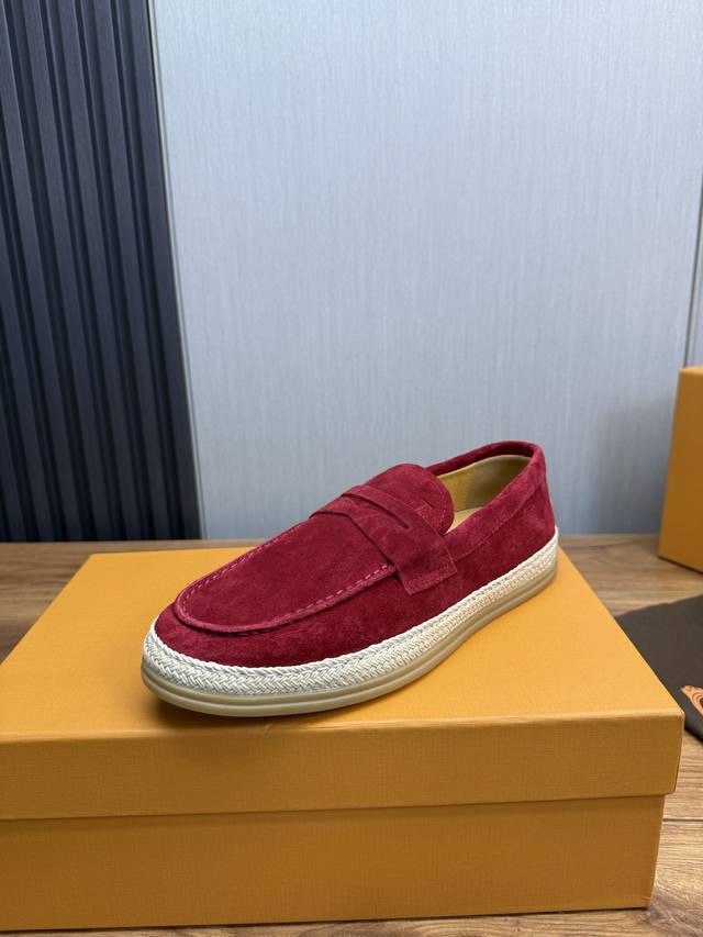 工厂P价 Tod’S 托德斯 新款男士皮革便鞋出货 本款便鞋以丝绒般柔软的绒面皮革和进口粒面小牛皮制成，超大鞋口设计，一脚蹬穿脱方便，搭配手工编织拉菲草嵌边和橡