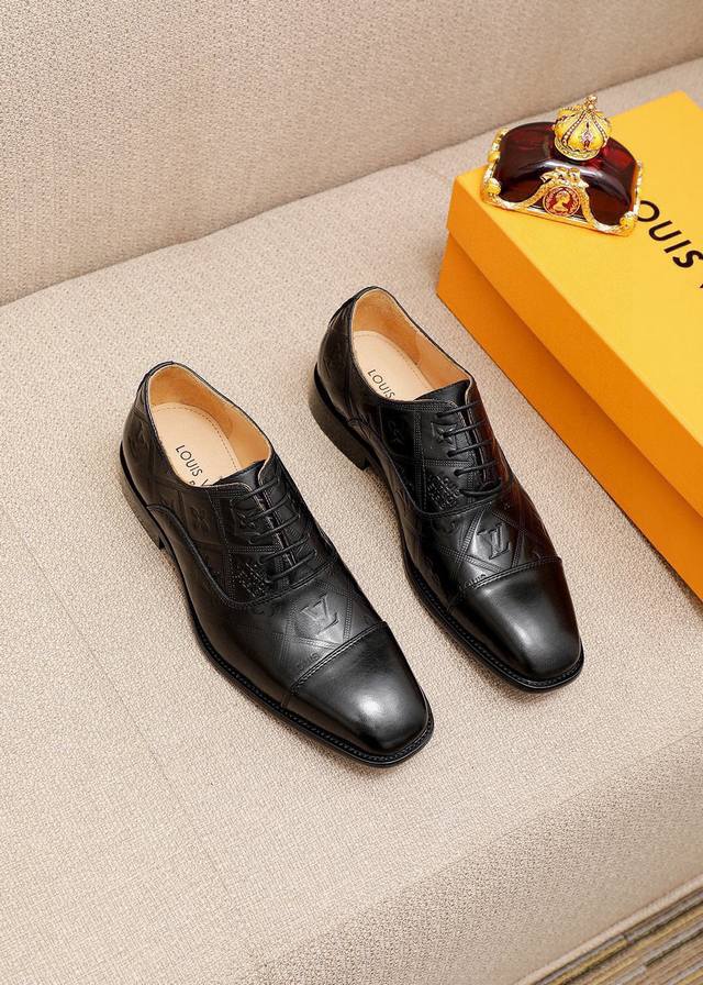 商品商标：Louis Vuitton 路易威登 商务皮鞋 正码码数: 38-44 45.46.47订制 商品材料：精选 进口小牛皮压花鞋面，进口头层牛皮内里。强