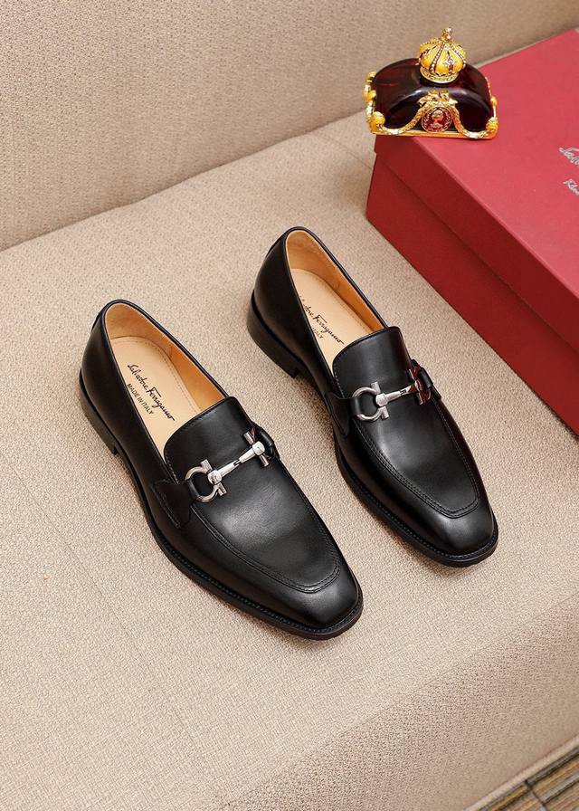 商品商标：Ferragamo 菲拉格慕 休闲皮鞋 正码码数: 38-44 45.46.47订制 商品材料：精选 进口小牛皮鞋面+经典五金扣，进口水染牛皮内里。强