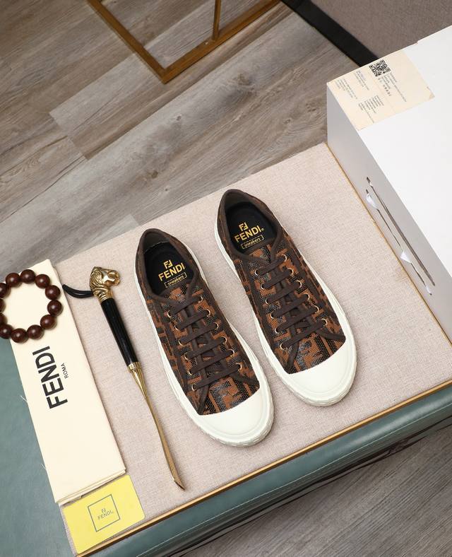 出厂价P Fendi 芬迪Match男系带运动鞋。 Size；情侣款35-40 女 39~45 男 该单品来自Stefano Pilati设计系列， 采用黑色皮