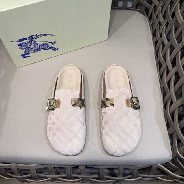 Burberry男士休闲半拖鞋｜此款运动鞋面采用柔软反绒皮面料｜融入格纹图案压花｜搭配压纹双色鞋底｜其上点缀品牌标识｜设有可调试B字型扣环束带｜松弛感拉满满。