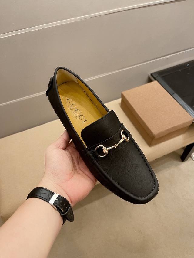 品牌Gucci，古奇官方旗舰店高端豆豆套脚鞋～四季潮鞋 专柜爆款，古奇官方高端品质，鞋面:进口荔枝纹牛皮、全真透气羊里 拒绝掉色 时尚懒人商务风设计，休闲乐福款