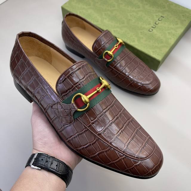 批实价 P Gu C*I男士经典乐福鞋，将经典的鞋履款式与标志性风格融为一体。黑色头层牛皮鞋面 水染牛皮内里 原版大底 用心制作经典 侧边双标志。时尚百搭，可与