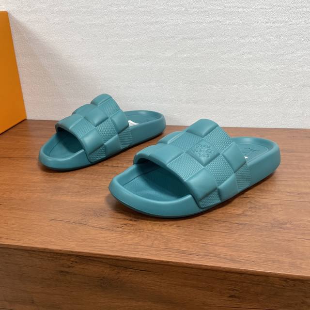 编码： Lv Waterfront 凉拖 本款 Waterfront 凉拖取材 Maxi Damier 橡胶，创意放大路易威登的经典 Damier 图案。防水性