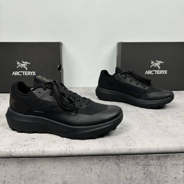 编码： Arcteryx始祖鸟 Norvan Ld 4 舒适防滑耐磨低帮越野跑步鞋 ， 这款长距离跑鞋专为适应训练跑和探险跑而设计，适合泥泞地面、盘根错节的环境
