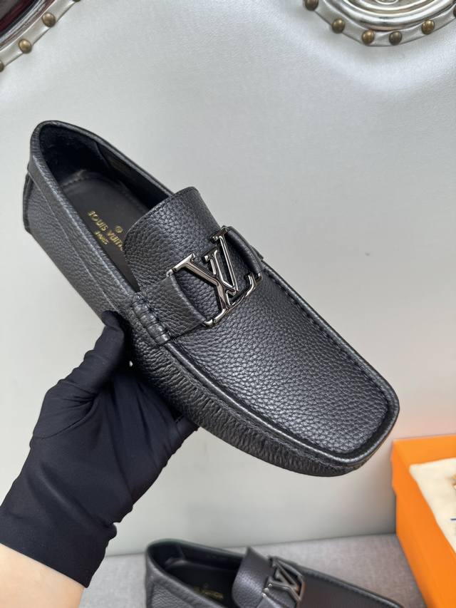 原单品质 专柜新款同步 Lv路易威登专柜新款 纯手工开车男鞋 豆豆鞋 套脚鞋 懒人鞋 ，精致手工缝线 做工细节堪比专柜 意大利进口荔纹牛皮 水染牛皮里 吸汗防臭