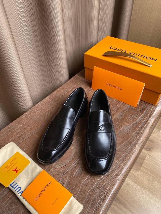 Louisvuit～ 码数:38-45 L 家官网同步新品男士高端商务正装皮鞋，顶级原单级别复刻，楦头反复调试，选用进口小牛皮设计，古法手工工艺，水染牛皮内里