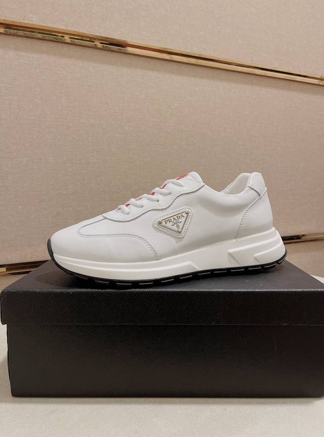 Prada～普拉达 潮流新款上市 官网同款 专柜品质 原版搭配 精选头层小牛皮搭反绒牛皮面料。舒适透气羊皮内里 做工精细 用料上层 100%纯牛皮打造 原版楦型