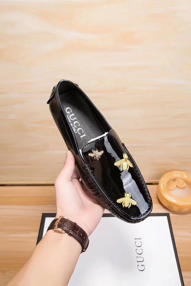 实价 ，品牌Gucci，古奇小蜜蜂官方旗舰店原版豆豆鞋～四季潮鞋专柜爆款，优质做工，鞋面:进口小牛漆皮+刺绣小蜜蜂、全真羊里，时尚懒人商务风设计，休闲乐福款，系