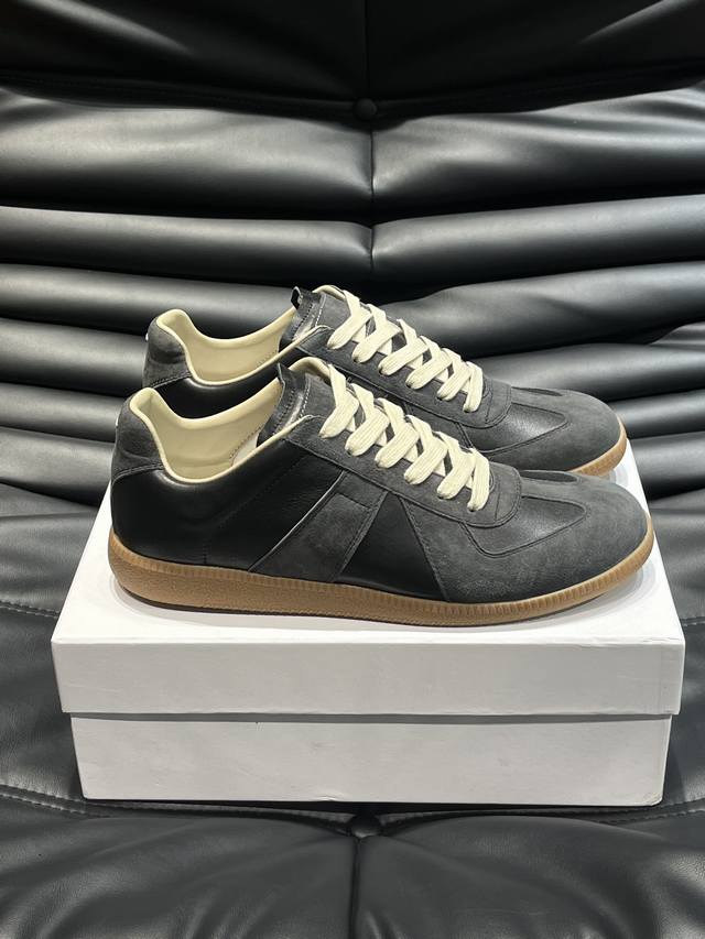 出厂价P 实价 Mm6复古德训鞋 这双Replica是牛皮拼接的德训鞋 鞋型整体特别简约复古 是一双适合和质量并存的休闲鞋 上脚巨舒服 鞋面：进口牛皮翻毛皮拼接