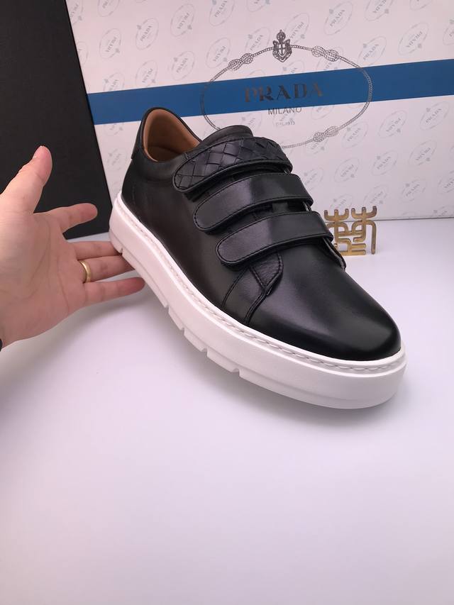 Prad* 纳帕牛皮 超轻白底 高品质休闲鞋 进口纳帕 精品头层牛皮 皮纹清晰 细腻 手感软滑 高档亮泽 穿着舒适 羊皮内里 Eva白底 超轻厚底 脚感轻盈 环