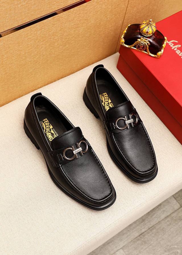 商品商标：Ferragamo 菲拉格慕 休闲皮鞋 正码码数: 39-44 38.45.46订制 商品材料：精选 进口头层荔枝纹小牛皮鞋面+经典五金扣，进口水染牛