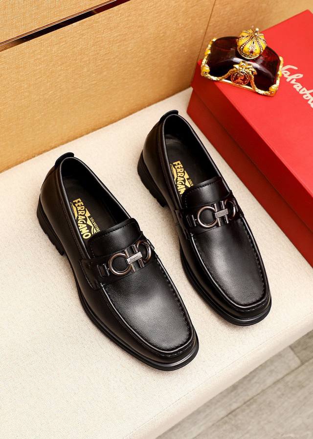 商品商标：Ferragamo 菲拉格慕 休闲皮鞋 正码码数: 39-44 38.45.46订制 商品材料：精选 进口头层小牛皮鞋面+经典五金扣，进口水染牛皮内里