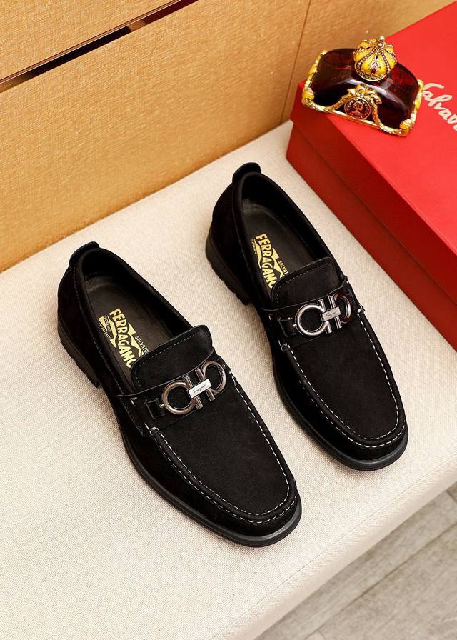 商品商标：Ferragamo 菲拉格慕 休闲皮鞋 正码码数: 39-44 38.45.46订制 商品材料：精选 进口头层磨砂小牛皮鞋面+经典五金扣，进口水染牛皮