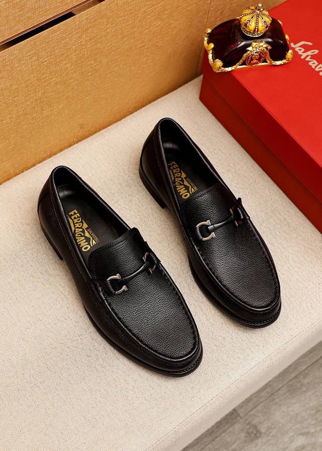 商品商标：Ferragamo 菲拉格慕 休闲皮鞋 正码码数: 39-44 38.45.46订制 商品材料：精选 进口头层荔枝纹小牛皮鞋面+经典五金扣，进口水染牛