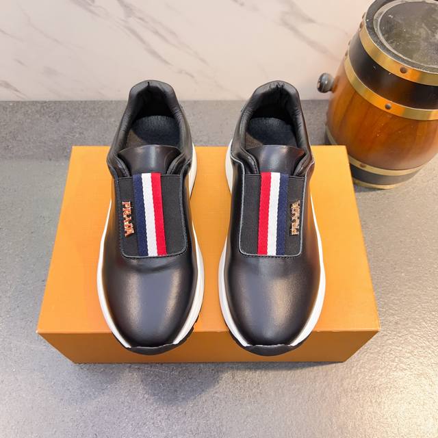 Prada 普拉达男鞋 潮男必备休闲四季鞋浓郁的欧洲时尚气息 大气的鞋楦 屌爆了 高端品质 全进口意大利牛皮头层皮内里，脚感舒适 轻量化橡胶大底厚而舒适 其独特
