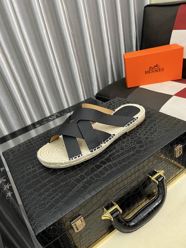 出厂价Pp： Hermes 爱马仕 男士拖鞋休闲款，高品质专柜对比质量 鞋面头层牛皮，手掌纹路清晰，彰显高端，上档次，穿着舒适，百搭。纯手工拉线，生胶透气大底，