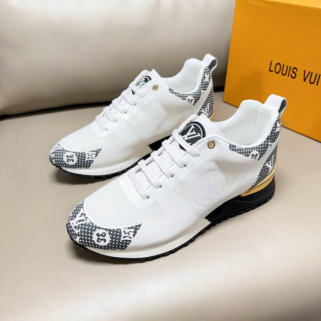 工厂P价 Lv 香港T台走秀最新款，原版经典1：1复制，原厂名师设计，采用进口原版透气飞织+舒适羊皮里。完美楦型，大方时尚的设计，吸引了众多消费者的追捧，适合司