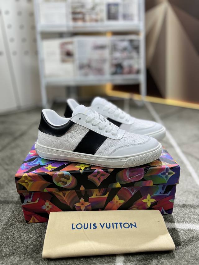 工厂P价P： Lv 新款顶级代购专柜同步发售，原厂橡胶大底，超级舒适，原厂跟单货，鞋面采用进口牛皮，内里透气网布加牛皮里垫，全套包装，细节决定品质、欢迎对比码数