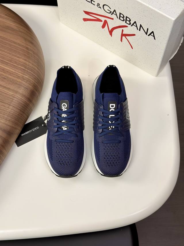 实价： 新品Dolce&Gabbanadg高端男士运动休闲鞋。顶级专柜原单货。 原版进口牛皮 多种材质拼接设计进口牛皮内里 牛皮垫脚原版Tpr弹力大底。 Siz