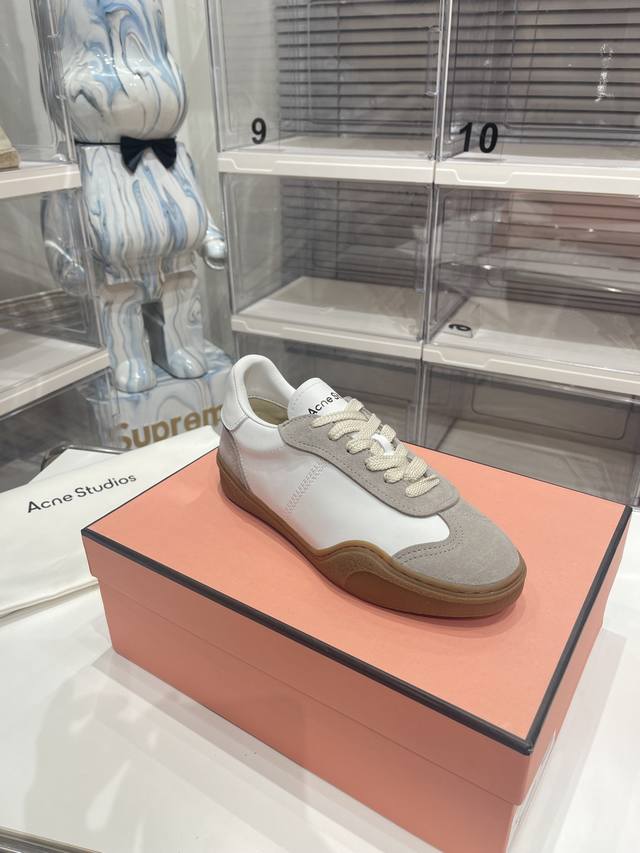实价: Acne Studios 224春夏最新款 星星 德训鞋小白鞋 原版购入开发 做货 此款绑带运动鞋饰有烫印星星图案，选用皮革和麂皮拼接设计 细节满满 舒