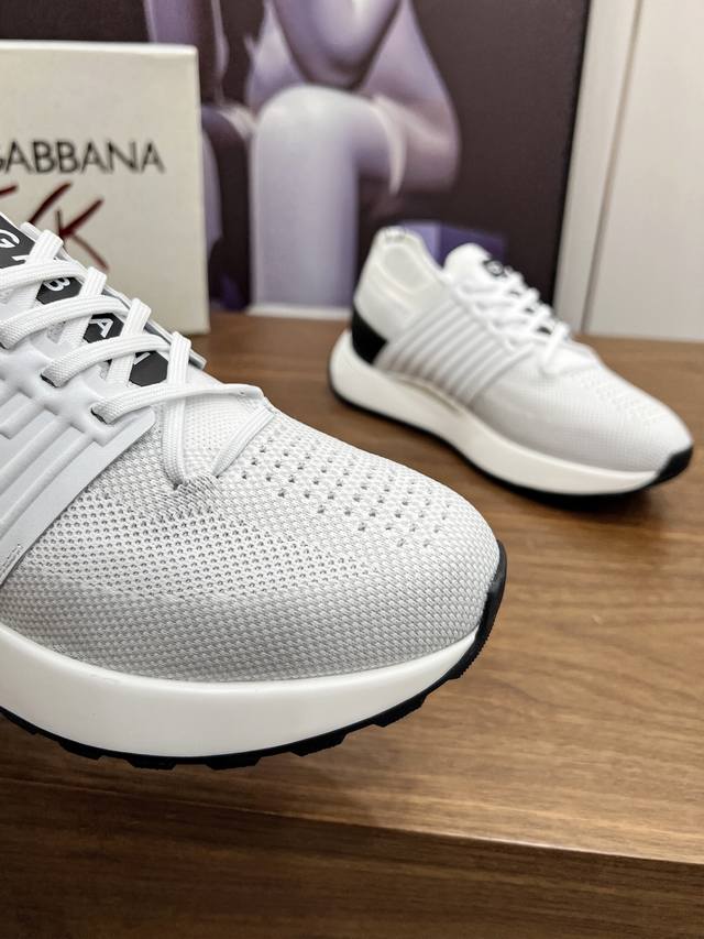 实价： 高端版本高质量原单品质 D0Lce & Gabbana 今年的主打款式 没有之一 超火超帅气的休闲鞋此款传承了D家一贯有点浮夸而不失时尚的风格 精湛的做
