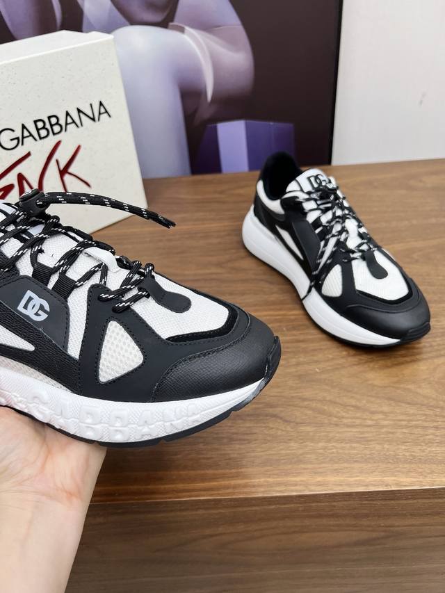 实价： 高端版本高质量原单品质 D0Lce & Gabbana 今年的主打款式 没有之一 超火超帅气的休闲鞋此款传承了D家一贯有点浮夸而不失时尚的风格 精湛的做