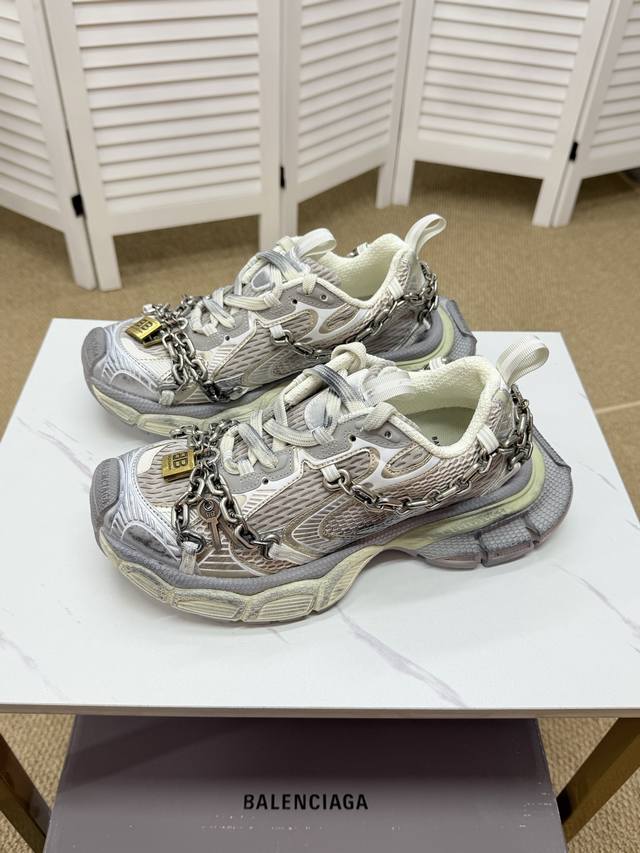 情侣款 Phantom Sneaker 官方同步 全新3Xl十代潮流休闲鞋 增加全新设计 在延续 Tra Trainer 户外轮廓和复杂鞋面结构的同时，新版本在