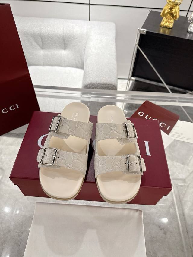 实价： 情侣款Gucci情侣双G压花一字交叉厚底凉拖鞋 顶级版 春夏网红必备拖鞋 Yp一比一还原，所有细节 材质 舒适度 全部跟原版一样了 复刻度98%。底厚2