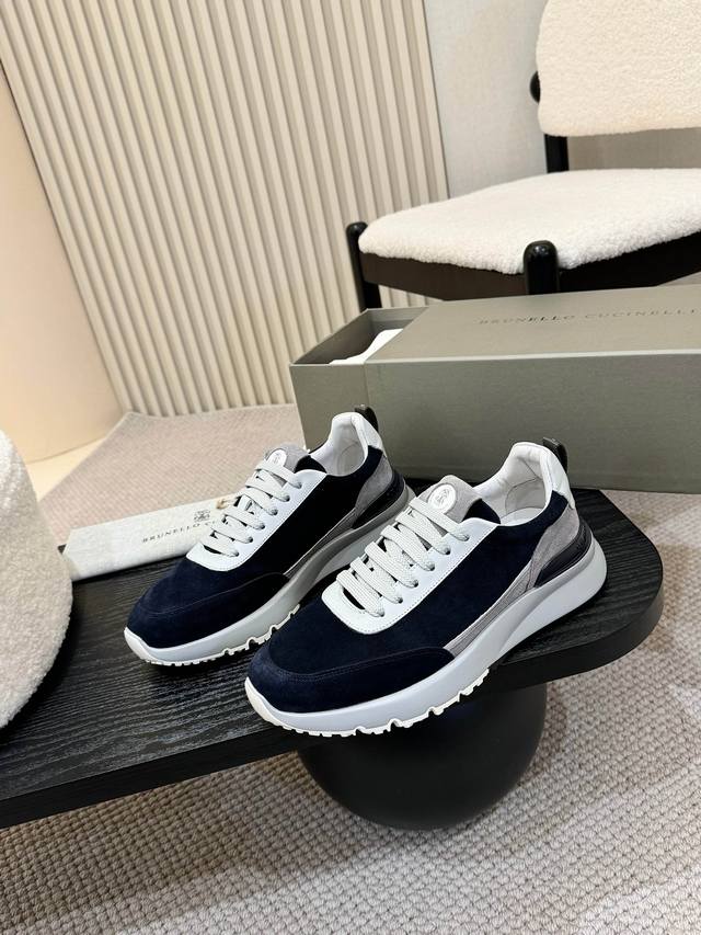 实价： Brunello Cucinelli，2025Ss新款休闲运动鞋出货。新材料、丰富色彩和雅致细节重新定义了这款运动鞋的风格。鞋面的粒面小牛皮洋溢着复古的