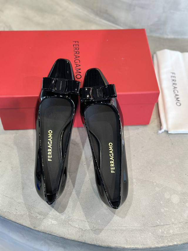 工厂P价 Sf Ferraga*O 菲拉*慕新款Vara漆皮蝴蝶结小方头单鞋！新楦头的Vara更时尚，看一眼就能爱上的小方头女人味十足，配上新款F型鞋跟走路超级
