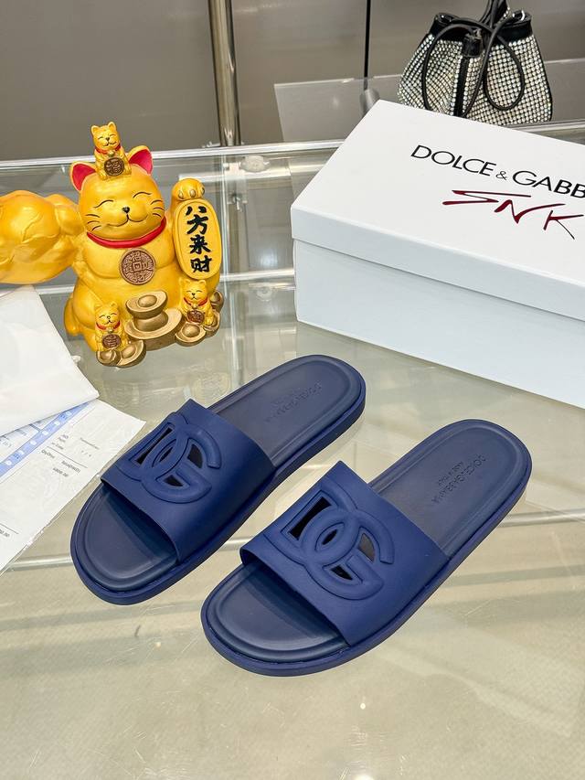 实价： D&G 高端品质 商品商标：Dg 杜嘉班* 拖鞋， 商品材料：鞋面进口牛皮 原版气垫大底 正码码数: 38-45