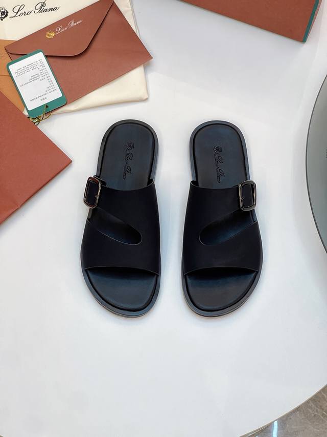 实价： Loro Piana 诺悠翩雅 ，Lp 炸街男神春夏拖鞋新品专柜同步，鞋面意大利进口牛皮面料，高品质拼接工艺，鞋底：原厂特供原版底，独家活动成型底超级舒