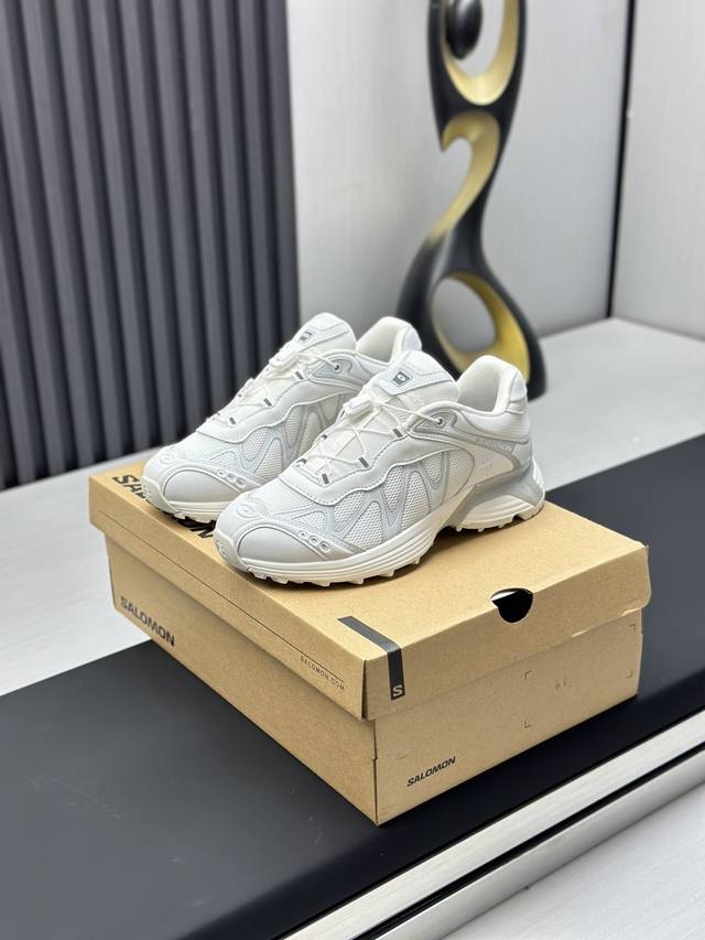 实价： Salomon Xt Whiser 萨洛蒙户外 休闲 全新演绎的专注于其空气动力学的外观上，标志性白色与奶油色带来都市风格。 另一双则以纯粹的黑色打造，