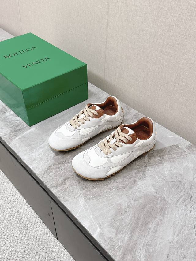 实价： Bottega Veneta Bv葆蝶家情侣款 阿甘鞋 德训运动鞋 Bv经典老钱风运动鞋超多明星时尚博主种草 Sneaker科技尼龙和绒面打造，灵感来自