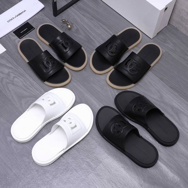 商品商标：Dg 杜嘉班纳 休闲男拖鞋 正码码数: 38-46 商品材料：优质荔纹牛皮鞋面 皮内里 原版大底