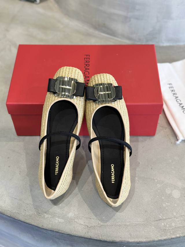工厂P价 Ferraga*O 25Ss菲拉*慕！新款草编玛丽珍平底芭蕾舞鞋 这双鞋一整个长在我的审美点上！鞋面镂空编织透着夏日清凉感。 经典黑色蝴蝶结是灵魂所在