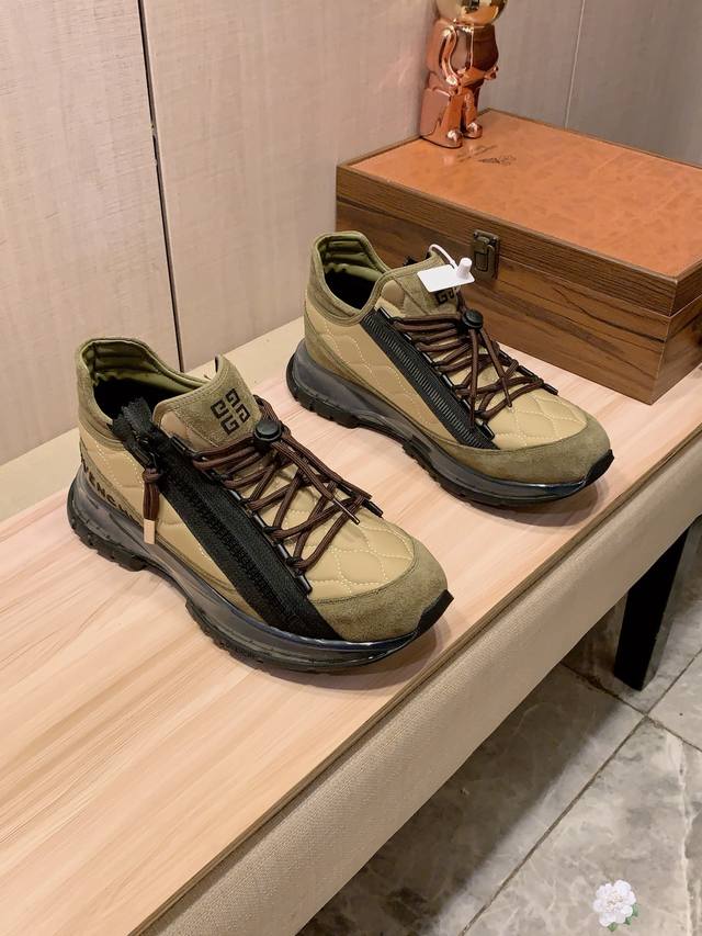 新款: 厂价 纪梵希* 最新爆款休闲鞋，顶端品牌 奢侈～代购，顶级～质量。 鞋面選用进口透气高丝光搭配布材质透气羊皮垫脚 精细做工。原版个性时尚柔软橡膠耐磨防滑